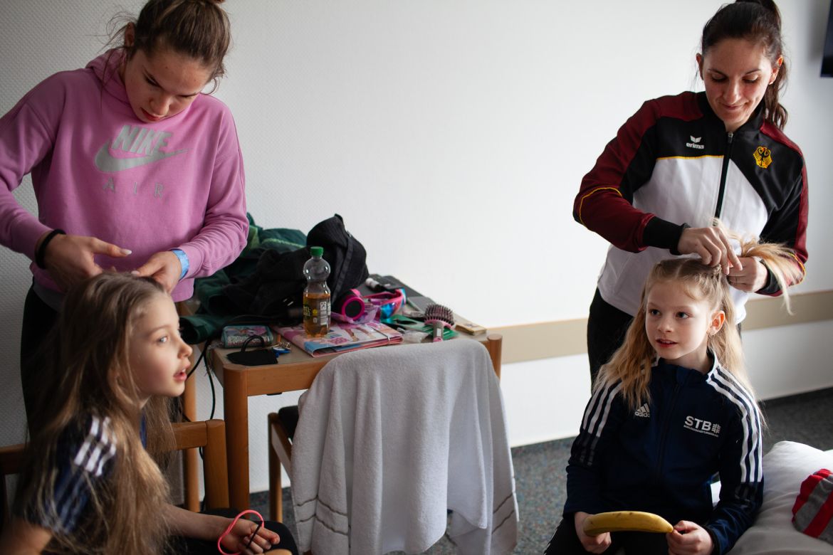 25 - Den Turnerinnen werden die Haare geflochten