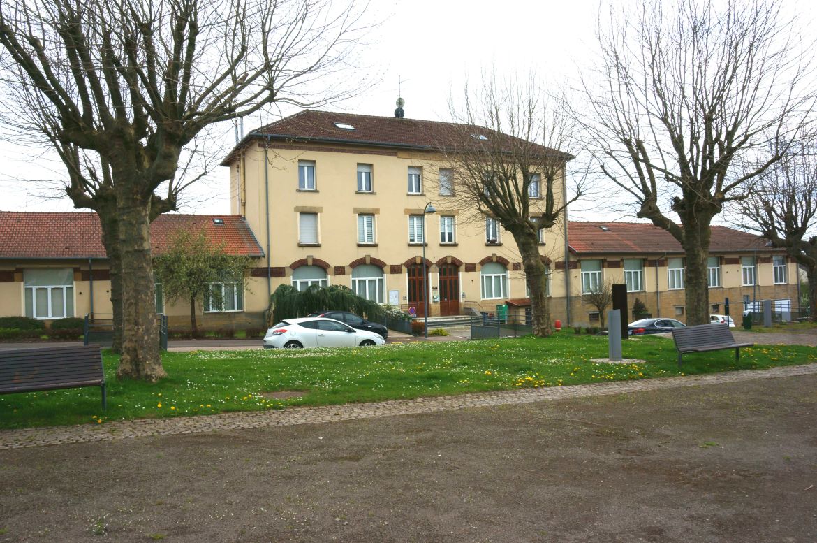 Crusnes Kirche aus Metall 23