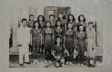 FrageNachDerHerkunft 020 Philippinische Oma knieend in der Mitte mit dem SoftballTeam der Schule um 1930