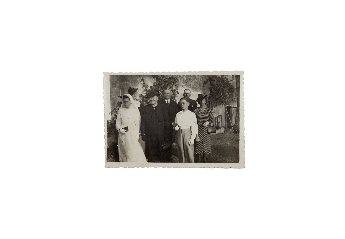 09_Archive_familiale_portrait_de_famille_la_communiante_vers_1939_2017