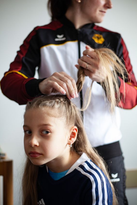 28 - Einer Turnerin werden die Haare geflochten